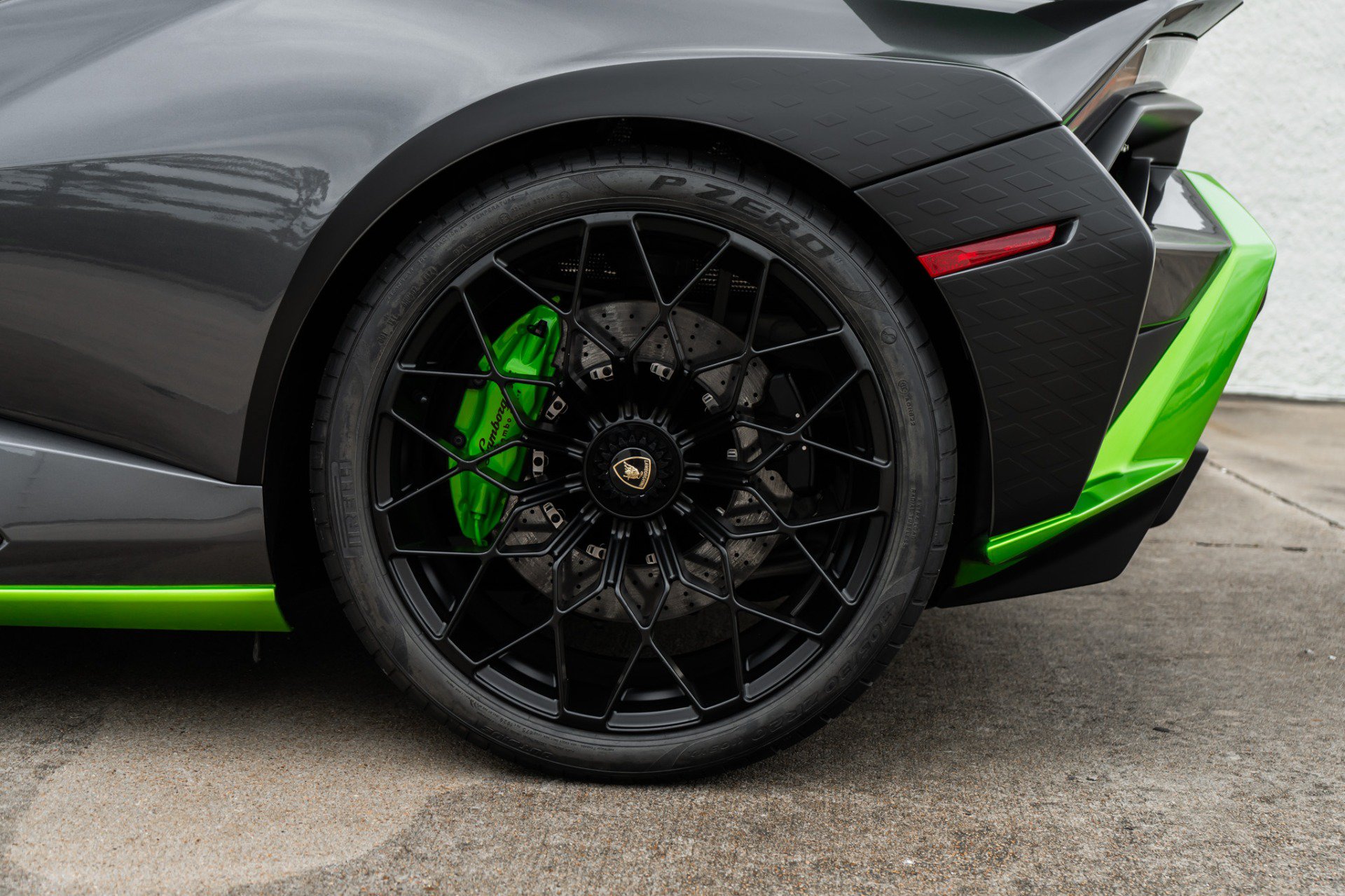 Used 2021 Lamborghini Huracan STO RWD image 33