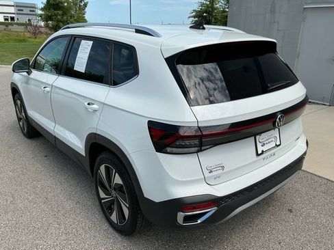 Used 2025 Volkswagen Taos SE AWD/4WD image 3
