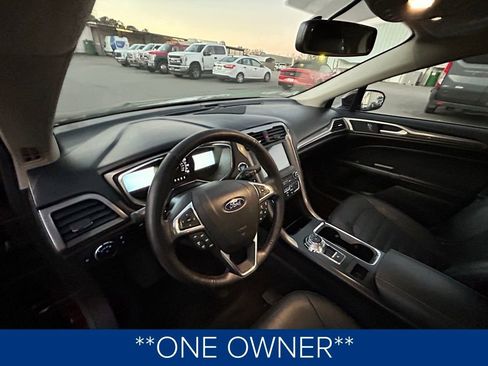 Used 2017 Ford Fusion SE w/ Fusion SE Technology Package image 2