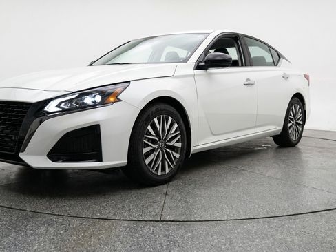 Used 2025 Nissan Altima 2.5 SV image 3