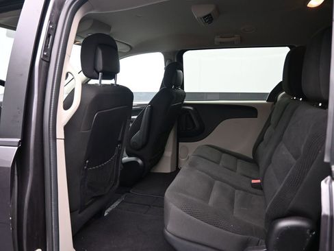 Used 2020 Dodge Grand Caravan SE w/ UConnect Hands-Free Group image 27