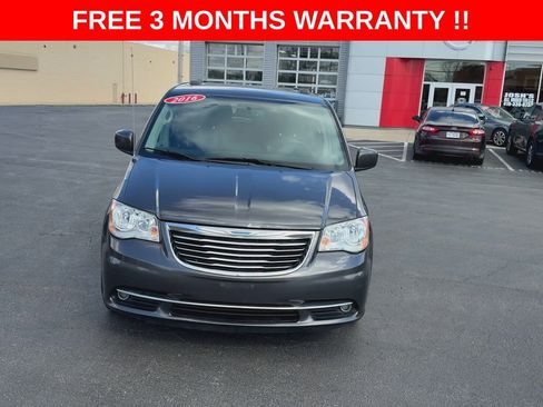 Used 2016 Chrysler Town & Country Touring image 3