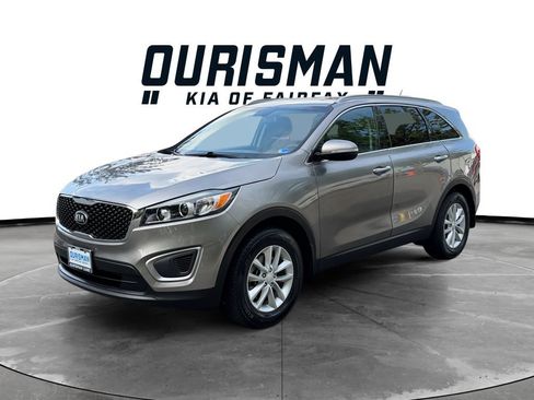 Used 2017 Kia Sorento FWD image 2