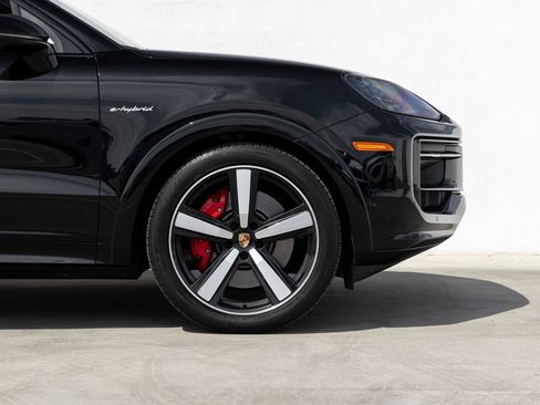 Certified 2025 Porsche Cayenne S AWD/4WD image 11