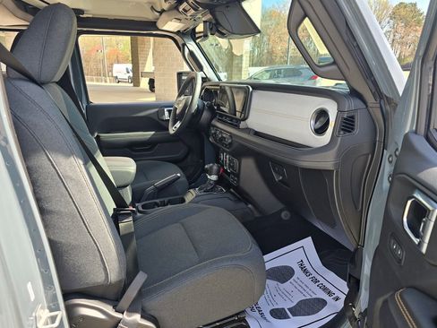 Used 2025 Jeep Wrangler Unlimited Sahara image 32