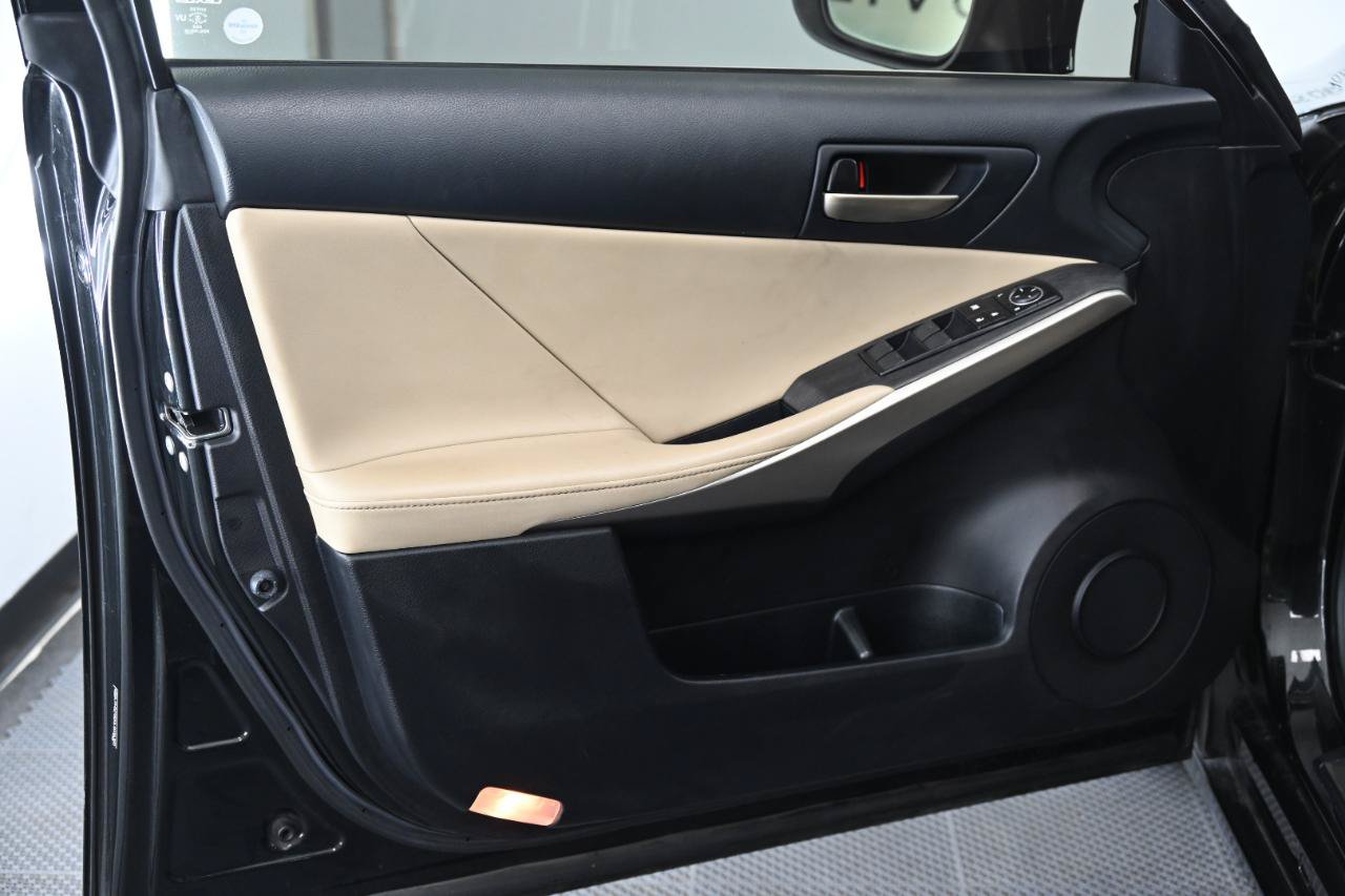 Used 2020 Lexus IS 350 F Sport w/ F Sport Package RWD image 15
