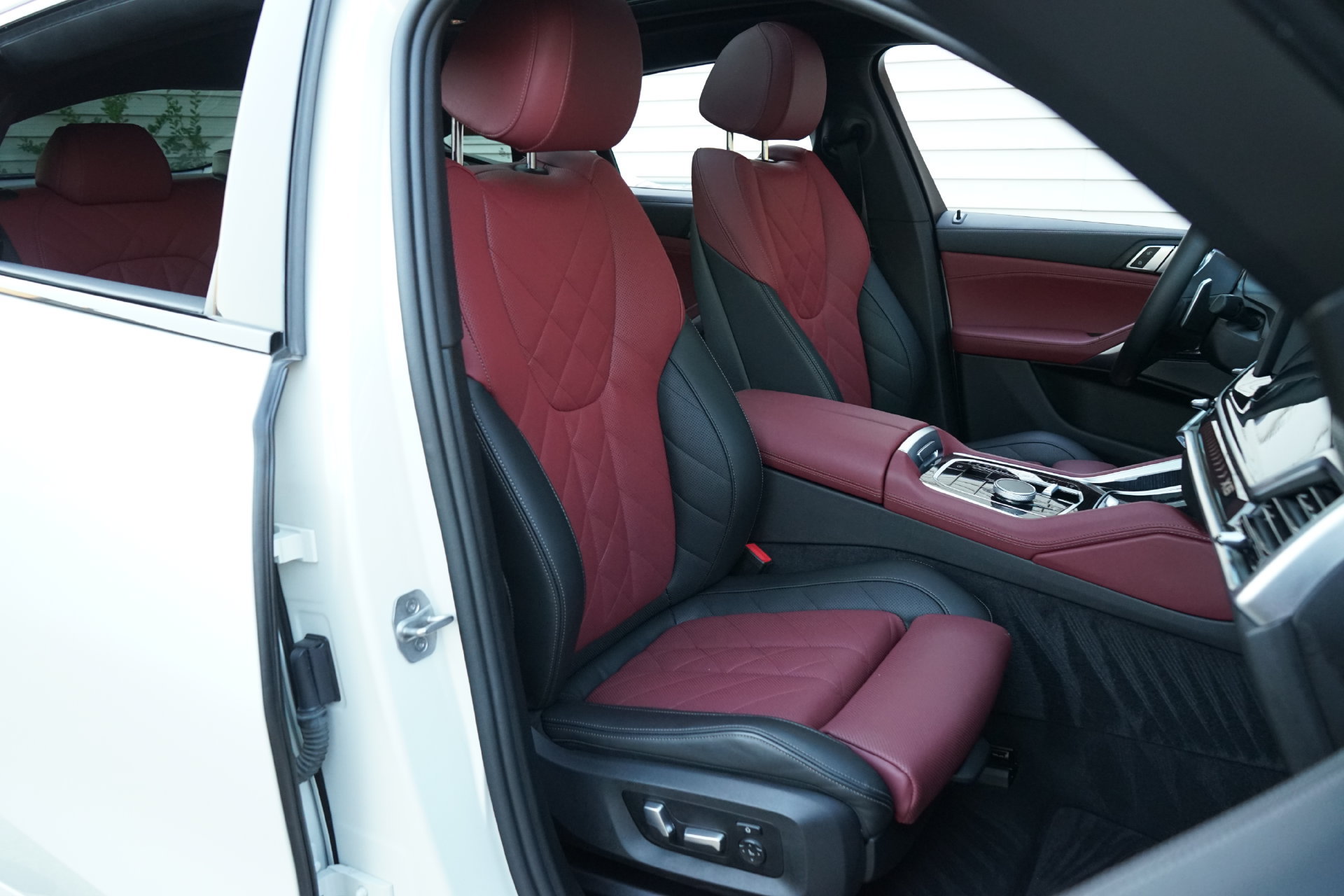 Used 2025 BMW X6 xDrive40i w/ Premium Package AWD/4WD image 4