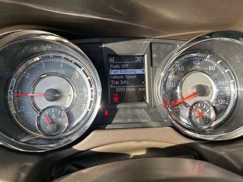 Used 2016 Chrysler Town & Country Touring image 10