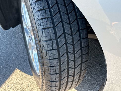 Used 2022 Chrysler Voyager LX image 7