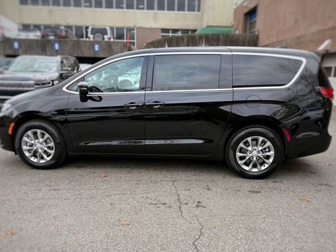 New 2026 Chrysler Pacifica Select AWD/4WD image 16