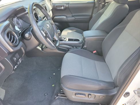 Used 2020 Toyota Tacoma TRD Sport image 4