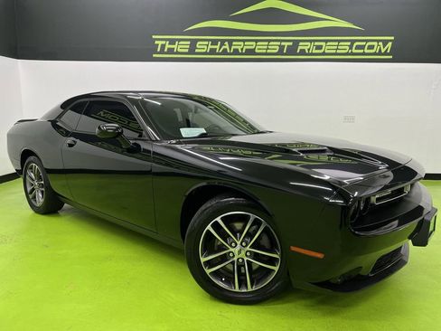 Used 2019 Dodge Challenger SXT image 1