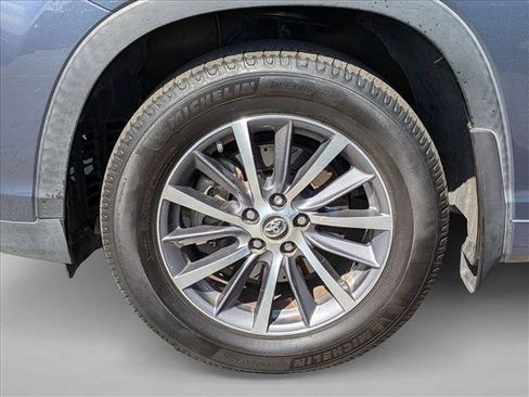 Used 2017 Toyota Highlander XLE w/ Carpet Mat Package AWD/4WD image 15