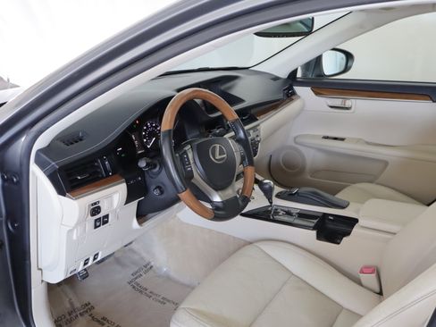 Used 2013 Lexus ES 300h w/ Luxury Pkg image 12
