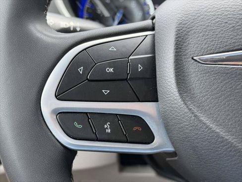 Used 2023 Chrysler Pacifica Touring-L FWD image 23