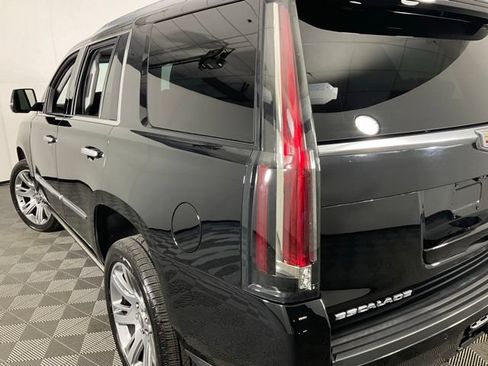 Used 2018 Cadillac Escalade Premium Luxury AWD/4WD image 32