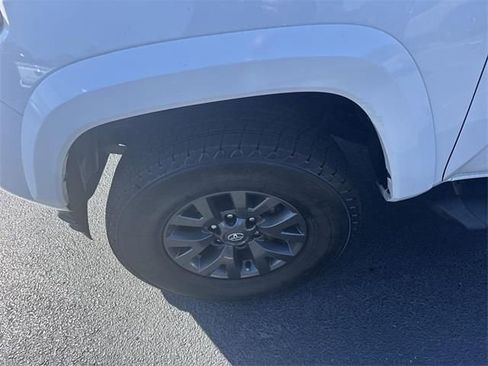 Used 2022 Toyota Tacoma SR5 AWD/4WD image 11