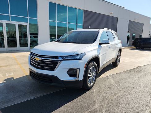 Used 2023 Chevrolet Traverse LT image 3