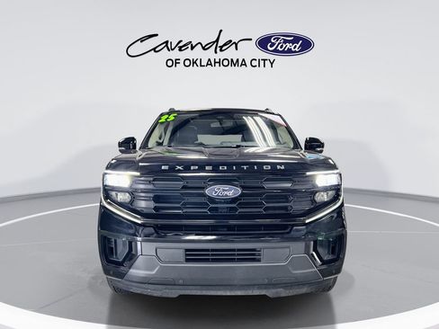Used 2025 Ford Expedition Active AWD/4WD image 3