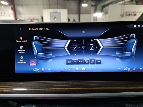 Used 2025 BMW X7 xDrive40i w/ Premium Package AWD/4WD image 23