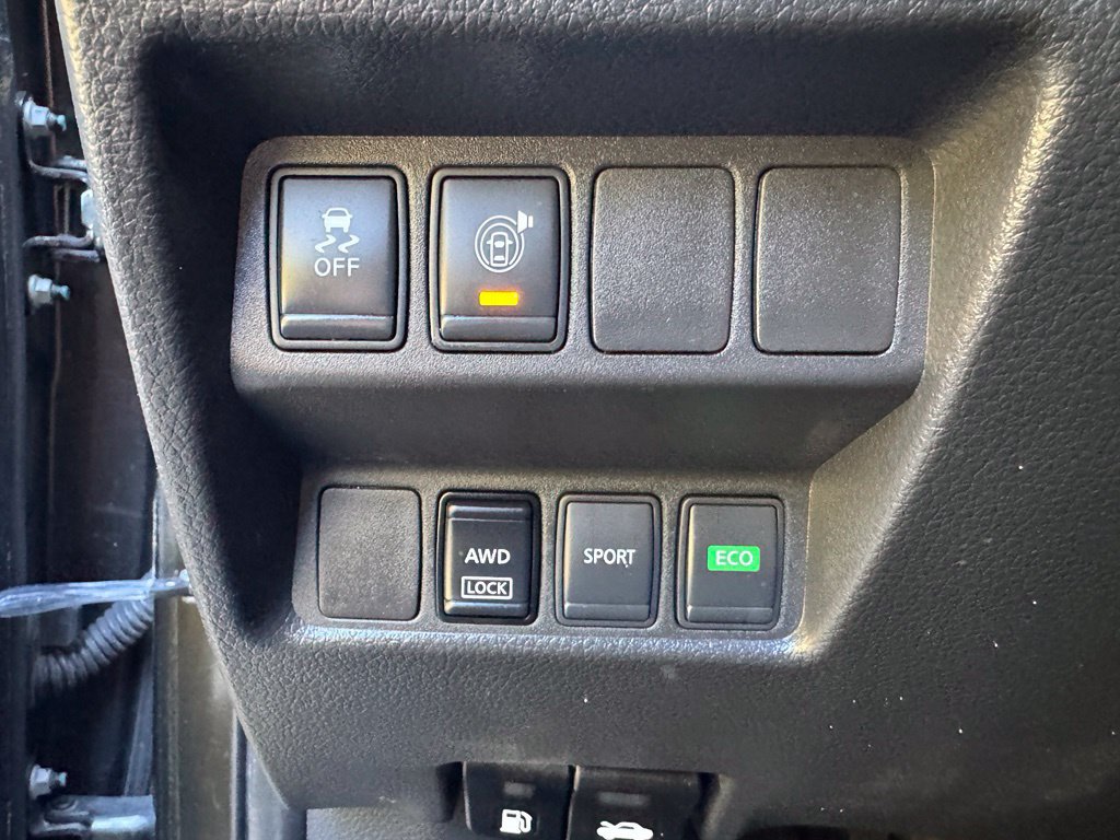 Used 2017 Nissan Rogue SV AWD/4WD image 12