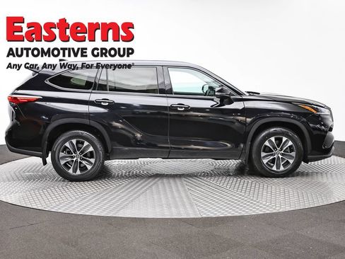 Used 2021 Toyota Highlander XLE AWD/4WD image 4