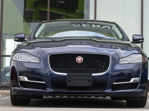 Used 2019 Jaguar XJ R-Sport RWD image 3