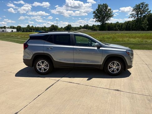 Used 2023 GMC Terrain SLE w/ Driver Convenience Package FWD image 7