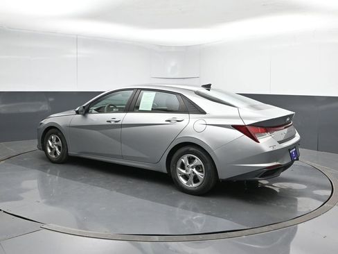 Used 2021 Hyundai Elantra SE FWD image 3