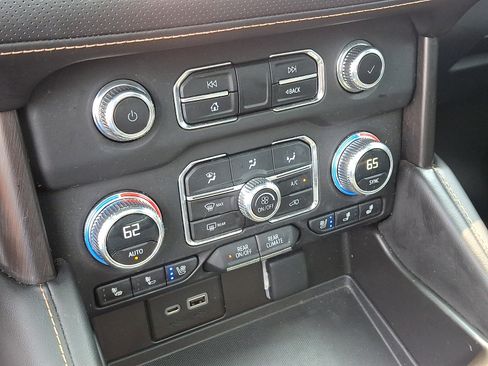 Used 2023 GMC Yukon AT4 w/ AT4 Premium Plus Package AWD/4WD image 17