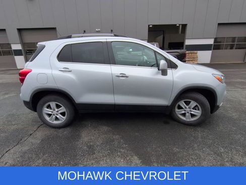 Used 2020 Chevrolet Trax LT w/ LT Convenience Package image 6