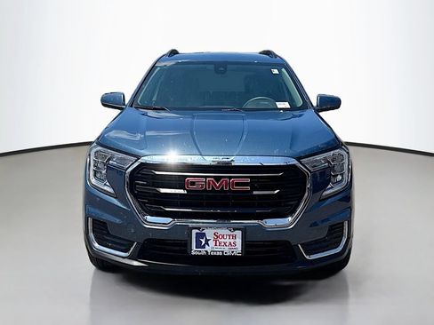 Used 2024 GMC Terrain SLE w/ Driver Convenience Package FWD image 2