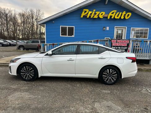 Used 2023 Nissan Altima 2.5 SV w/ SV Premium Package image 3