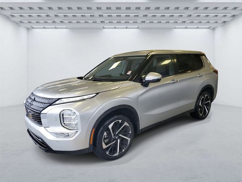 Used 2023 Mitsubishi Outlander SE image 2
