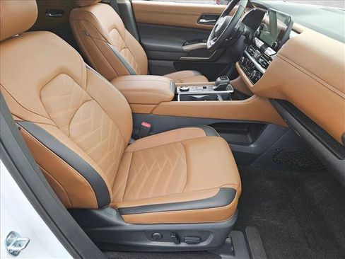 Used 2025 Nissan Pathfinder Platinum AWD/4WD image 27