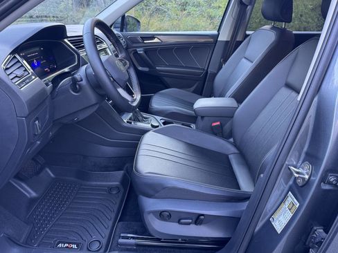 Used 2024 Volkswagen Tiguan SE image 12