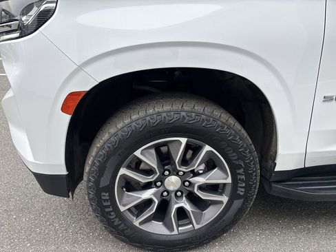 Used 2023 Chevrolet Suburban LT w/ Luxury Package image 19