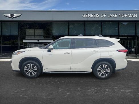Used 2021 Toyota Highlander XLE AWD/4WD image 7