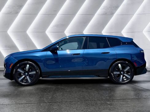 Used 2022 BMW iX xDrive50 w/ Sport Package AWD/4WD image 5