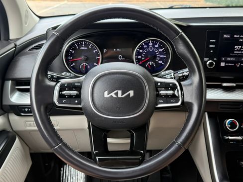Used 2023 Kia Carnival LX FWD image 10