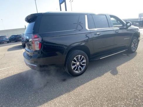 Used 2023 Chevrolet Suburban LT w/ LT Signature Plus Package image 2