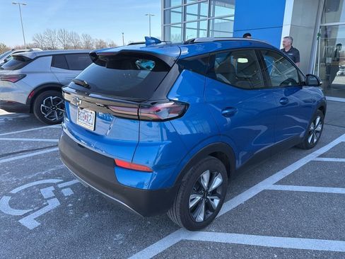 Used 2023 Chevrolet Bolt EUV LT w/ Convenience Package image 4
