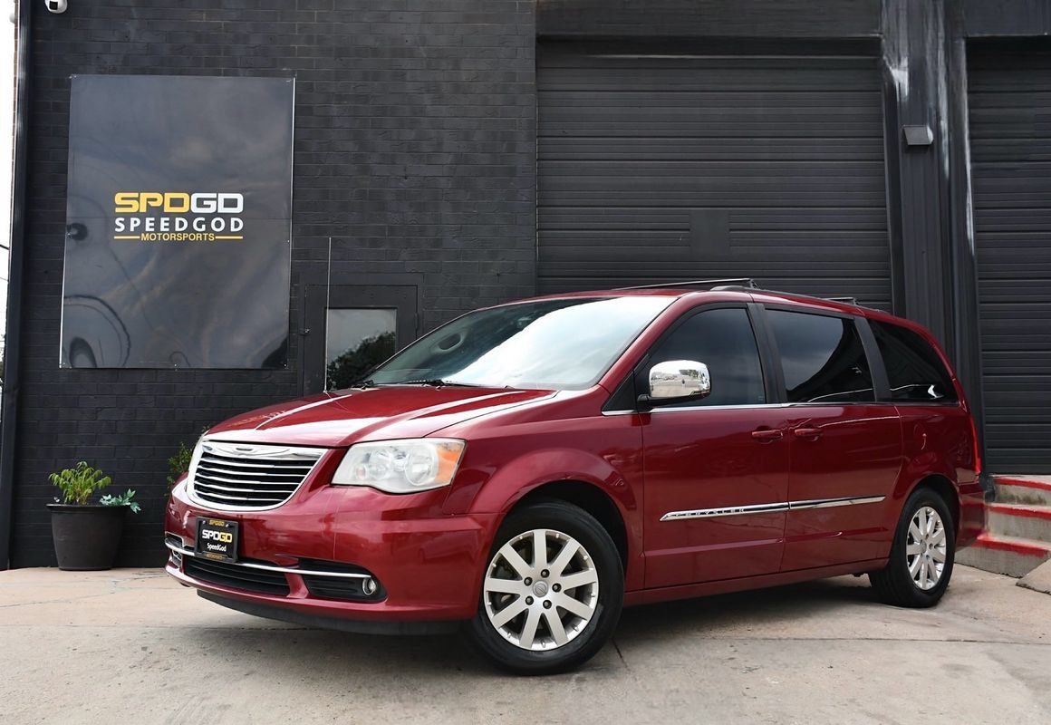 Used 2012 Chrysler Town & Country Touring-L w/ Trailer Tow Group FWD image 1