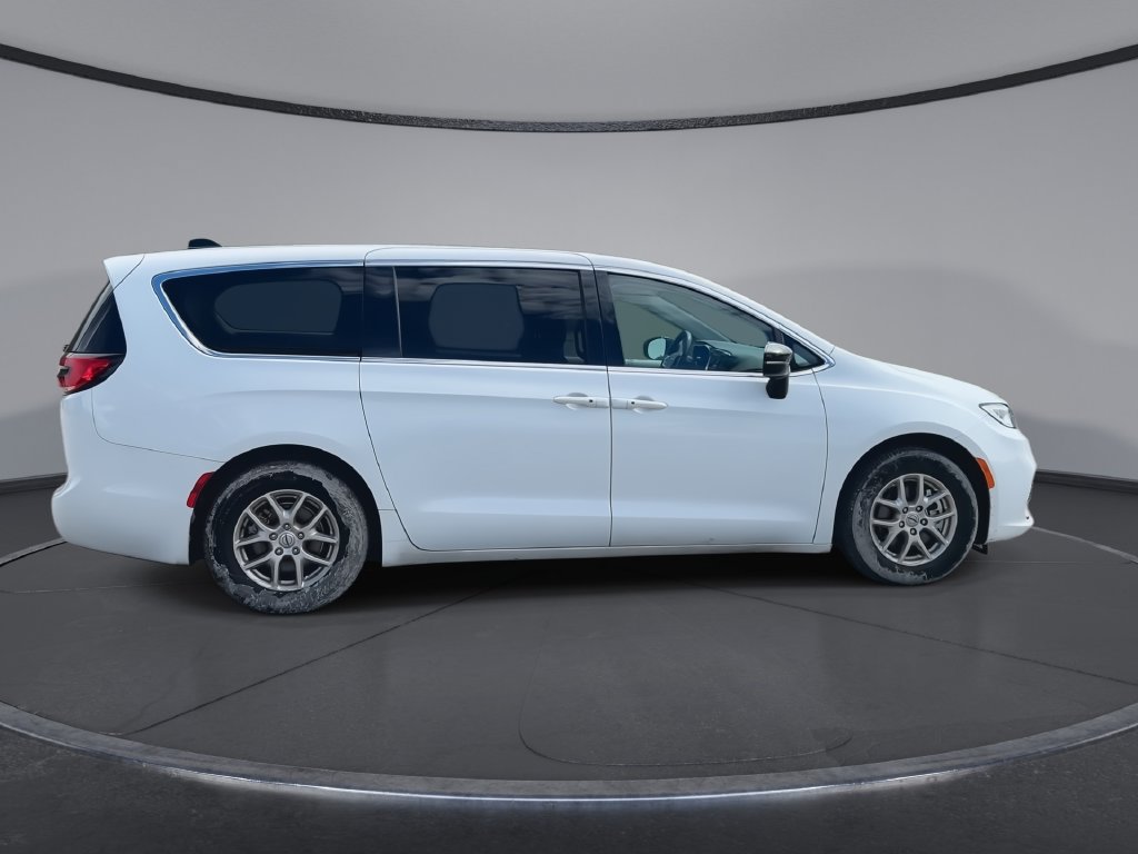 Used 2024 Chrysler Pacifica Touring-L FWD image 9
