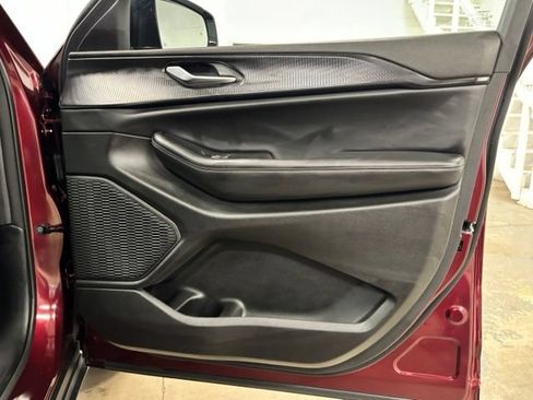 Used 2025 Jeep Grand Cherokee Altitude RWD image 23