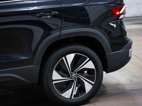 New 2026 Volkswagen Taos SE image 4