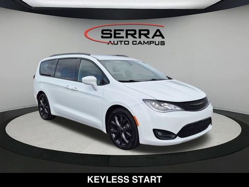 Used 2018 Chrysler Pacifica Touring-L w/ Premium Audio Group FWD image 15