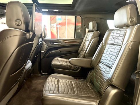 Used 2023 Cadillac Escalade ESV Premium Luxury Platinum image 15