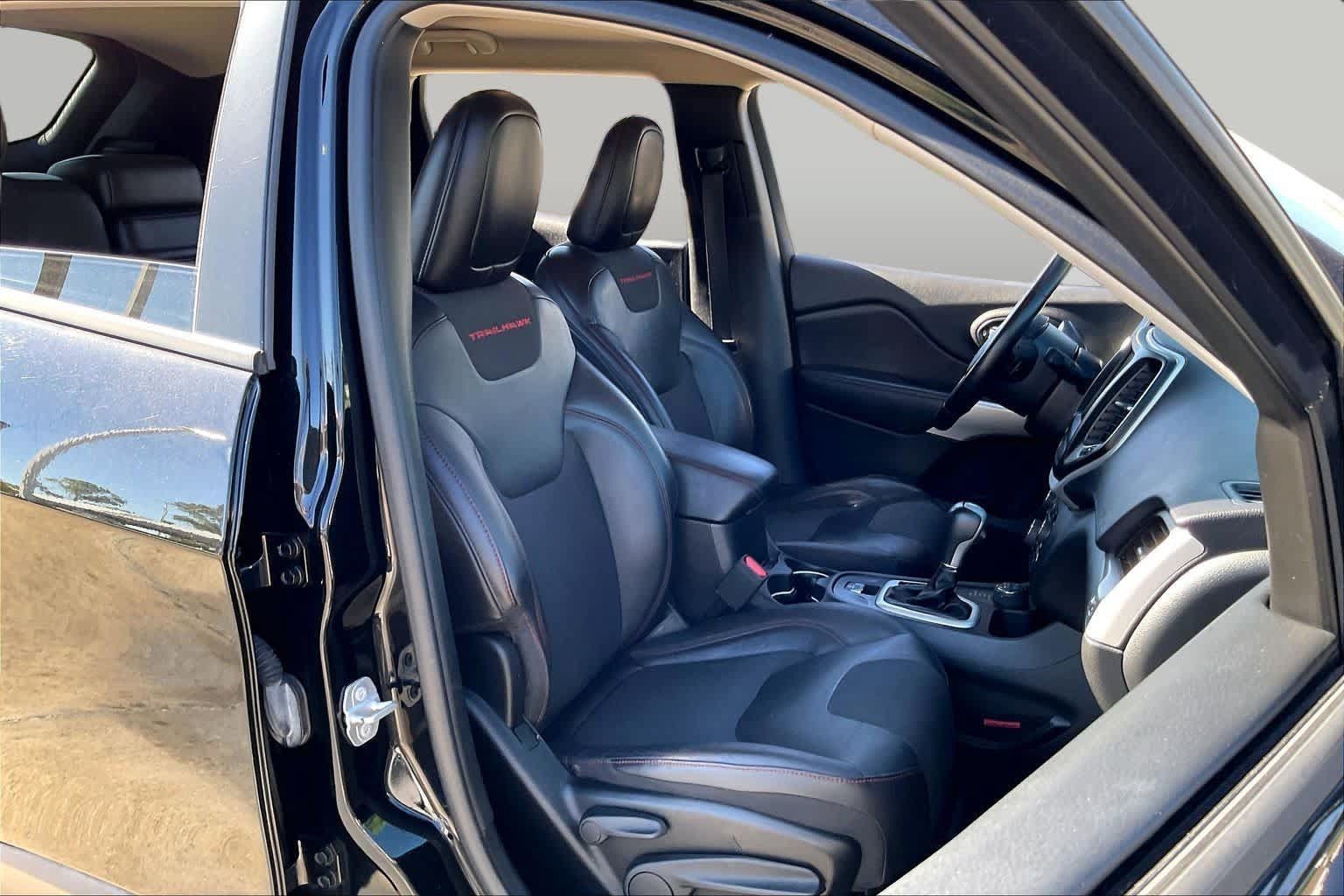 Used 2018 Jeep Cherokee Trailhawk AWD/4WD image 9