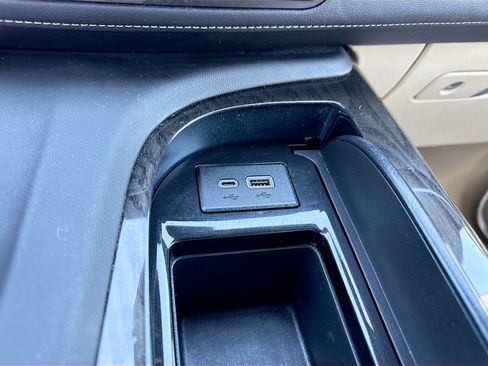 Used 2024 Cadillac Escalade Premium Luxury image 33